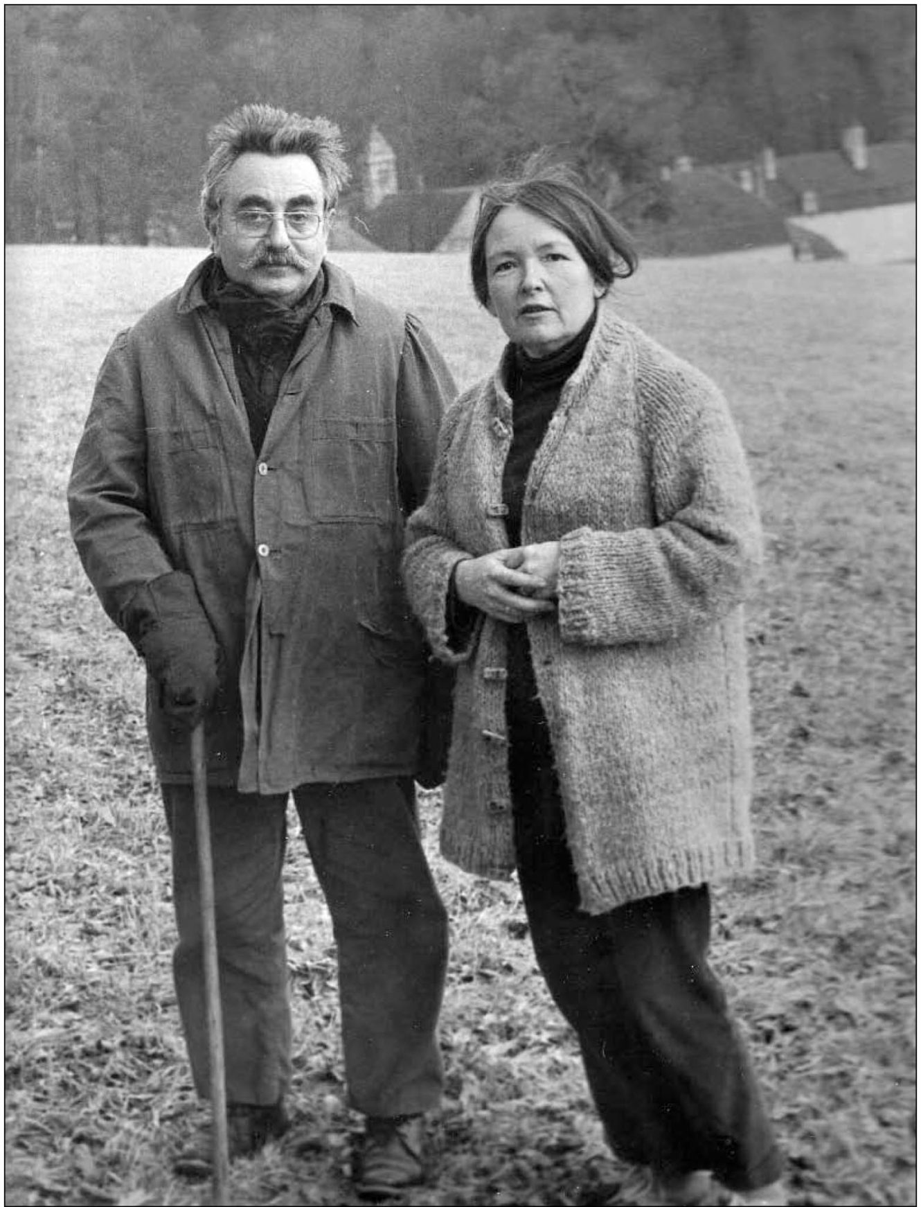 edmond Il y a dix ans, la Galerie 38 ouvrait ses murs pour la première fois à des artistes. Nous avions eu alors l’immense privilège d’être accompagné par l’immense Edmond Amran el Maleh, irréductible à une seule et unique définition. Grâce à Edmond, nous avions pu réaliser une véritable publication concentrant des textes majeurs de sa part et de la part d’écrivains et poètes amis. Un véritable travail d’archives bibliographique. Quelques jours avant l’exposition, Edmond poussait son dernier soupir dans. Pour lui rendre hommage, et pour rappeler à nos publics avant notre anniversaire en décembre, les rencontres qui nous ont construit, nous vous proposons aujourd’hui de télécharger l’ensemble de ce catalogue. #inartwetrust #confinementculturel